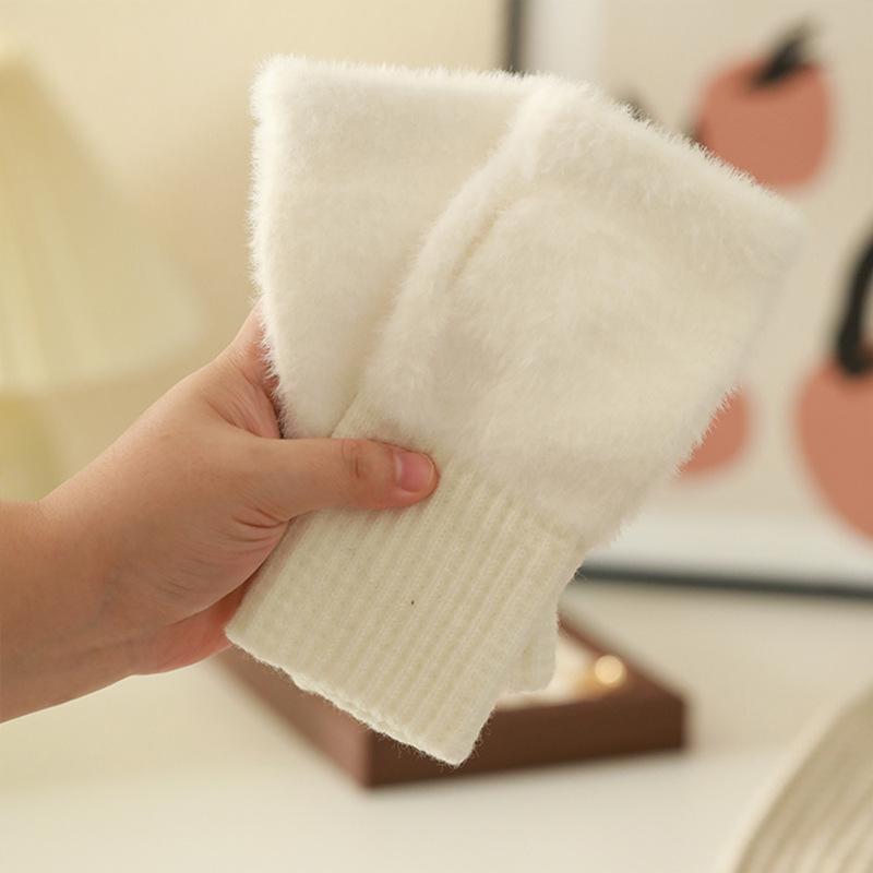 Knitted half female cute winter dew finger half finger writing plush spot wholesale