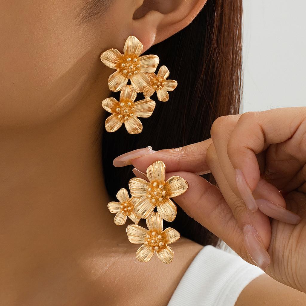 Temperament Leopard Print Geometric Flower Earrings for Women Ladies Vintage Metal Petal Drop Earrings Holiday Jewelry Wholesale