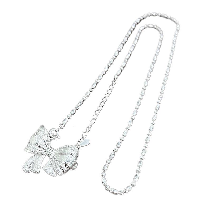 

Подвеска-бантик с двойной пуговицой и матовым краем может использоваться как брошь для модных ожерелий Niche Design