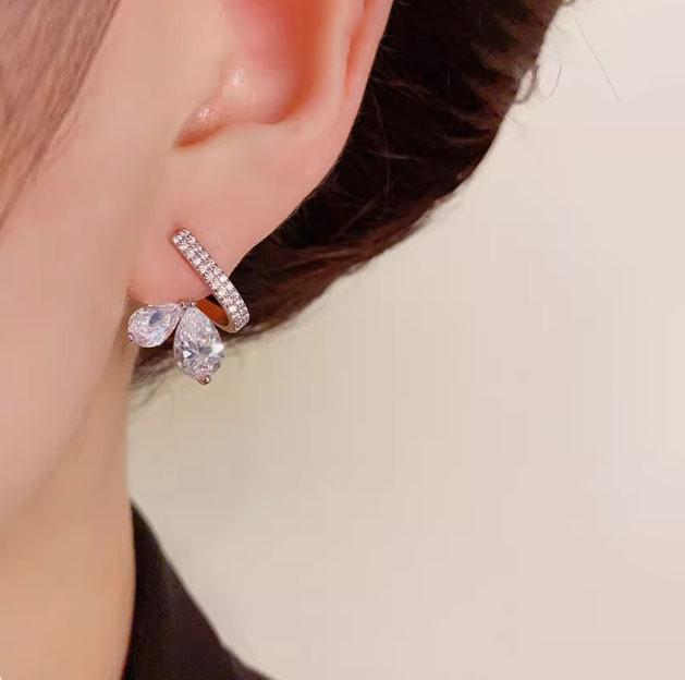 Copper-Plated Gold Curved Zircon Diamond Rhinestone Stud Earrings – Versatile High-End Design for Women