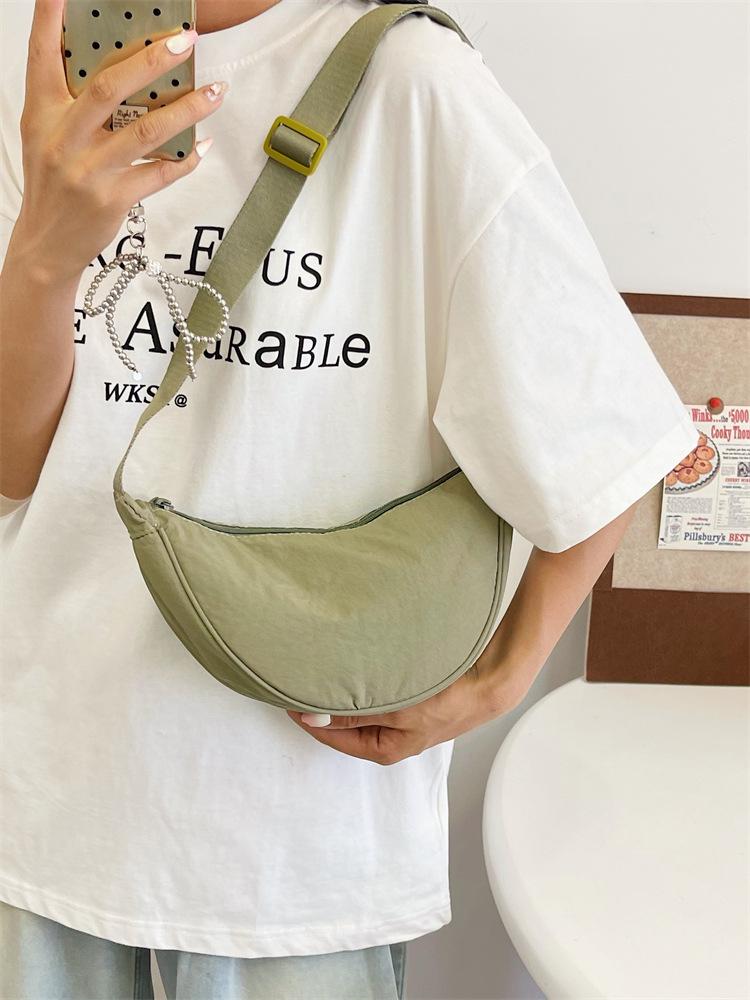 Geantă Trendy pentru Femei 2025 din Nailon Tip Gălușcă - Ușoară, Mică, Purtată pe Diagonală, pe Umăr și sub Braț, Geantă din Pânză