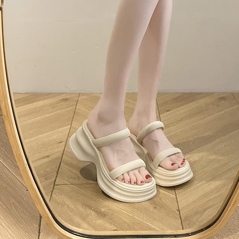 2025 High-end Thick-soled Slippers Women's Summer Outer Wear New Summer Small Thick-soled Beach with Skirt Cool Slippers