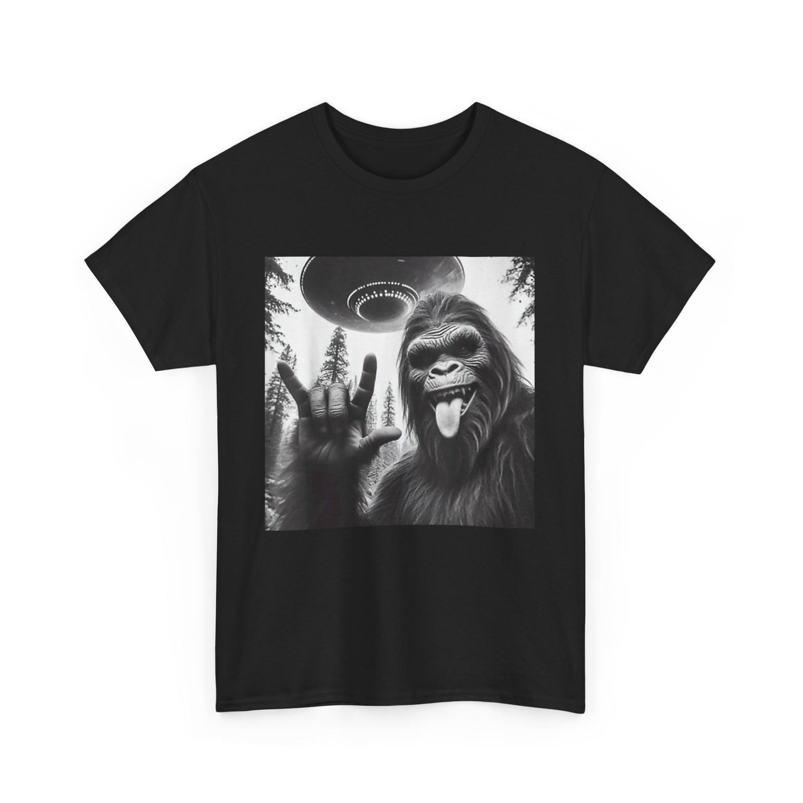 Bigfoot Rock on Selfie with UFO Sasquatch Space Lovers Funny Shirt S