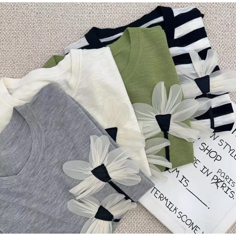 Design sense flower knitted sweater women's popular age-reducing top this year, fresh and thin T-shirt base