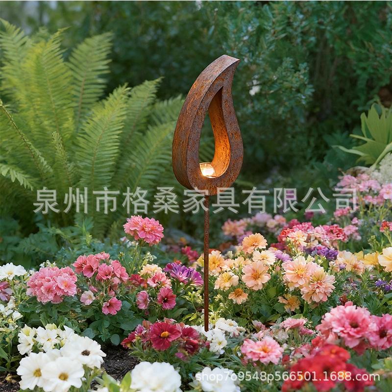 Rostige Flamme Gartenstecker Metall Silhouette Hofdekoration Außen Rasenkunst Skulptur mit Kerzenhalter für Bauernhoflandschaft