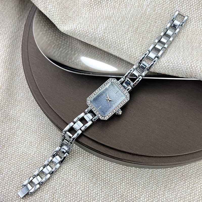 

Gradually Change Fashion Women Rhinestone Square Bracelet Watch Simple Sparkling Star Quartz Watch срібний
