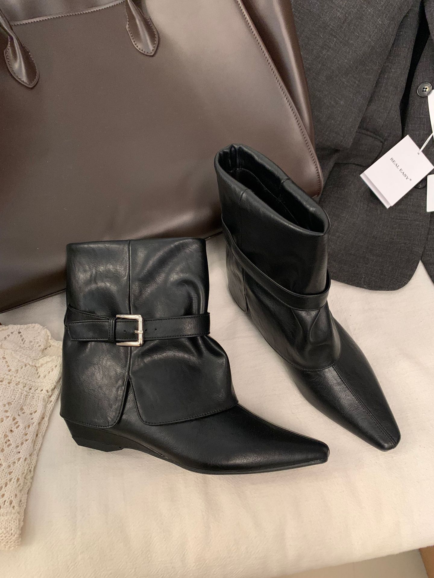 

Fall 2025 new pointed toe thick heel mid-heel short pleated pile boots for women s wear with belt buckles and low-heeled boots 39
