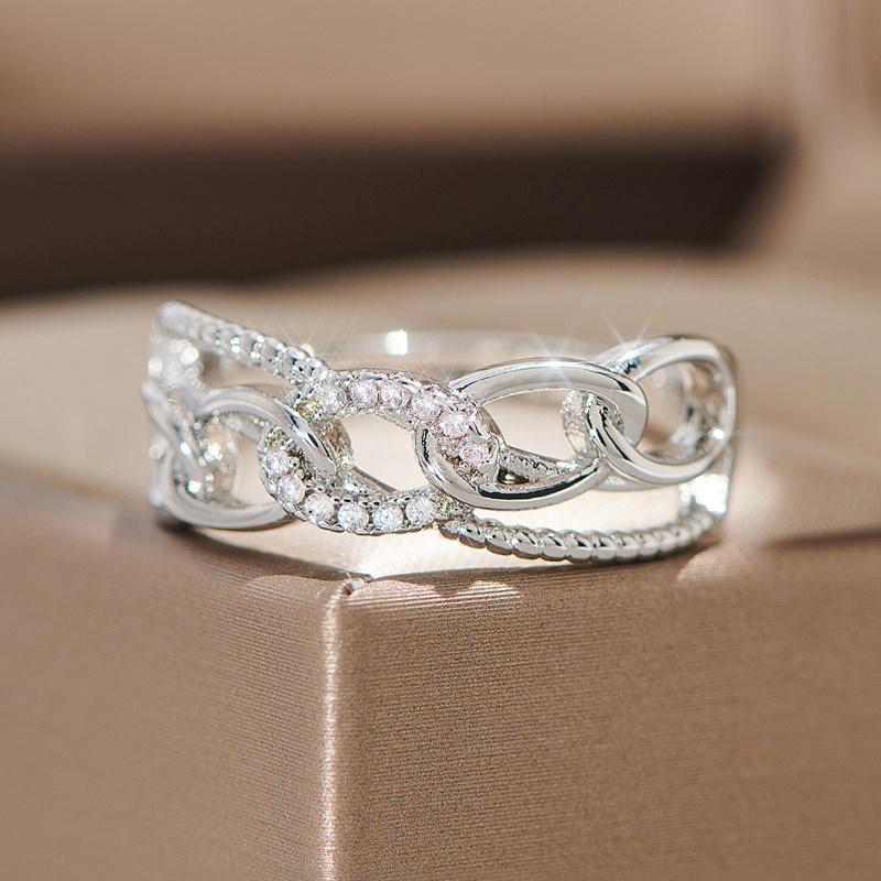 Shining and Unique Creative Chain Interlocking Design, Exquisite and Elegant Micro-inlaid Synthetic Zircon Women's Ring Suitable for Weddings and