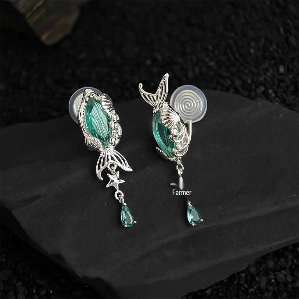 Tiefseegeist Asymmetrische Goldfisch-Ohrringe - Originales Design der Ozean-Serie