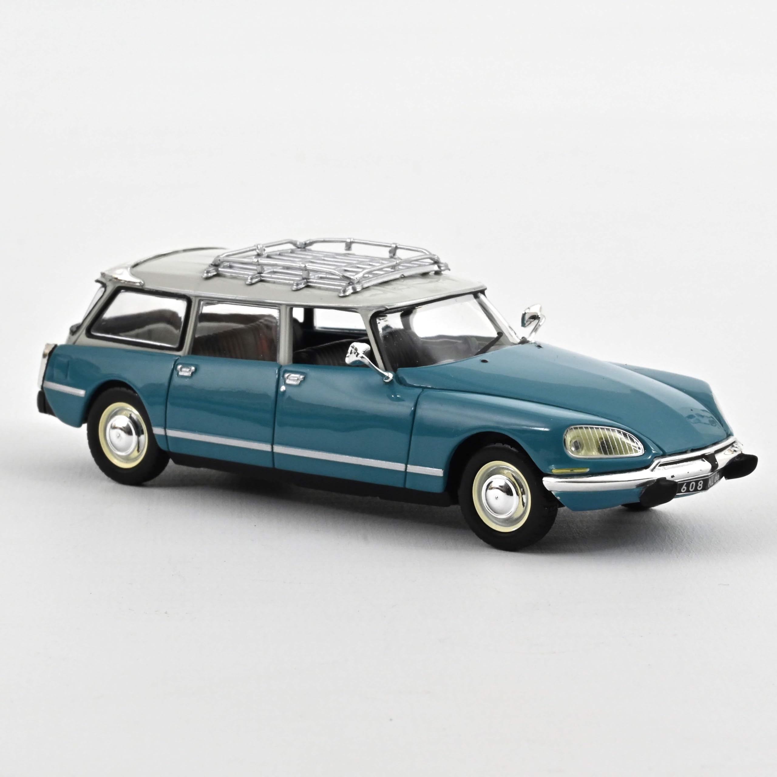 

Norev Citroen DS 23 Blake 1974 року випуску, колір «лагунний синій», масштабна модель 1/43