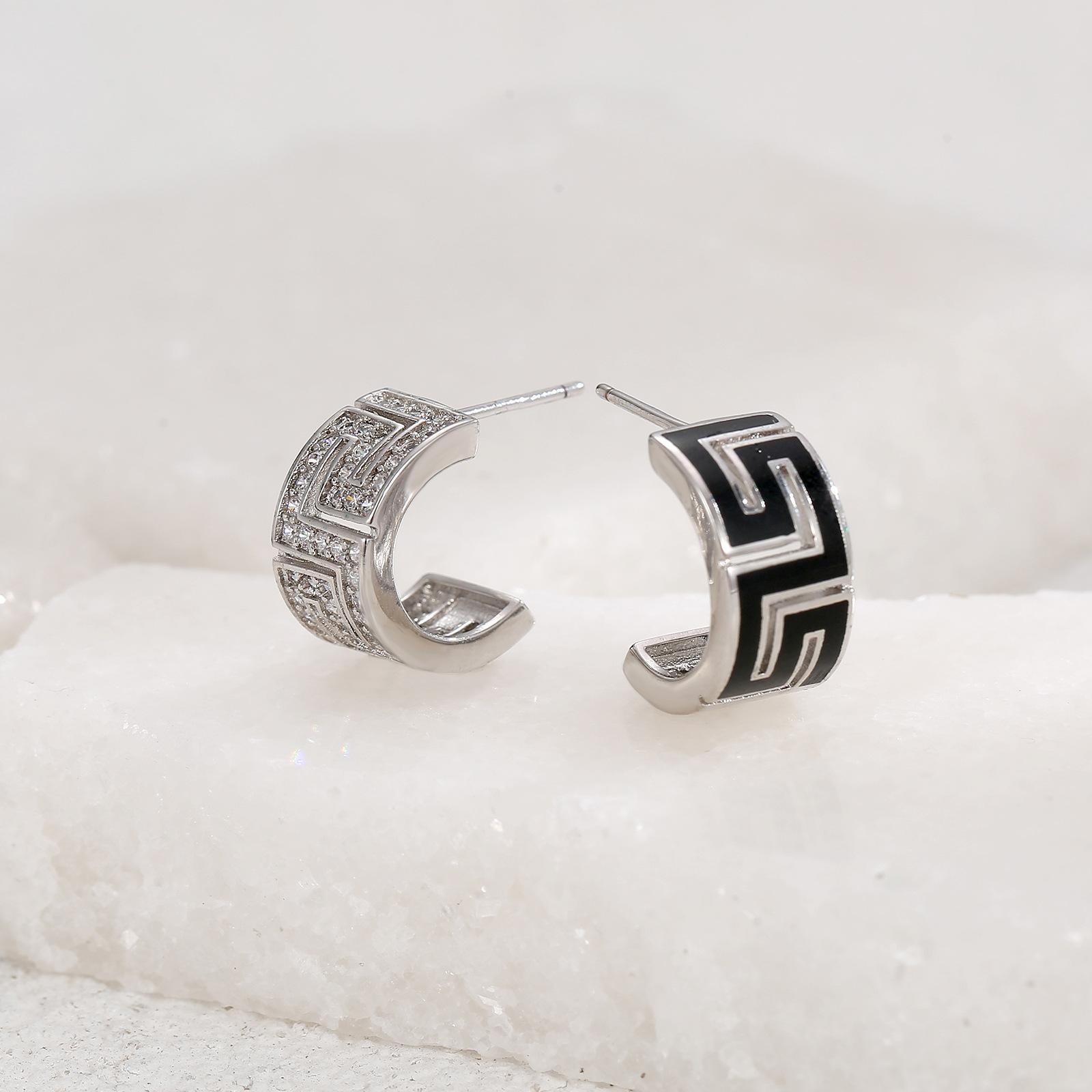 

Light luxury retro national back-shaped pattern diamond-encrusted earrings, semi-round small fragrance explosion s925 silver needle women s earrings.