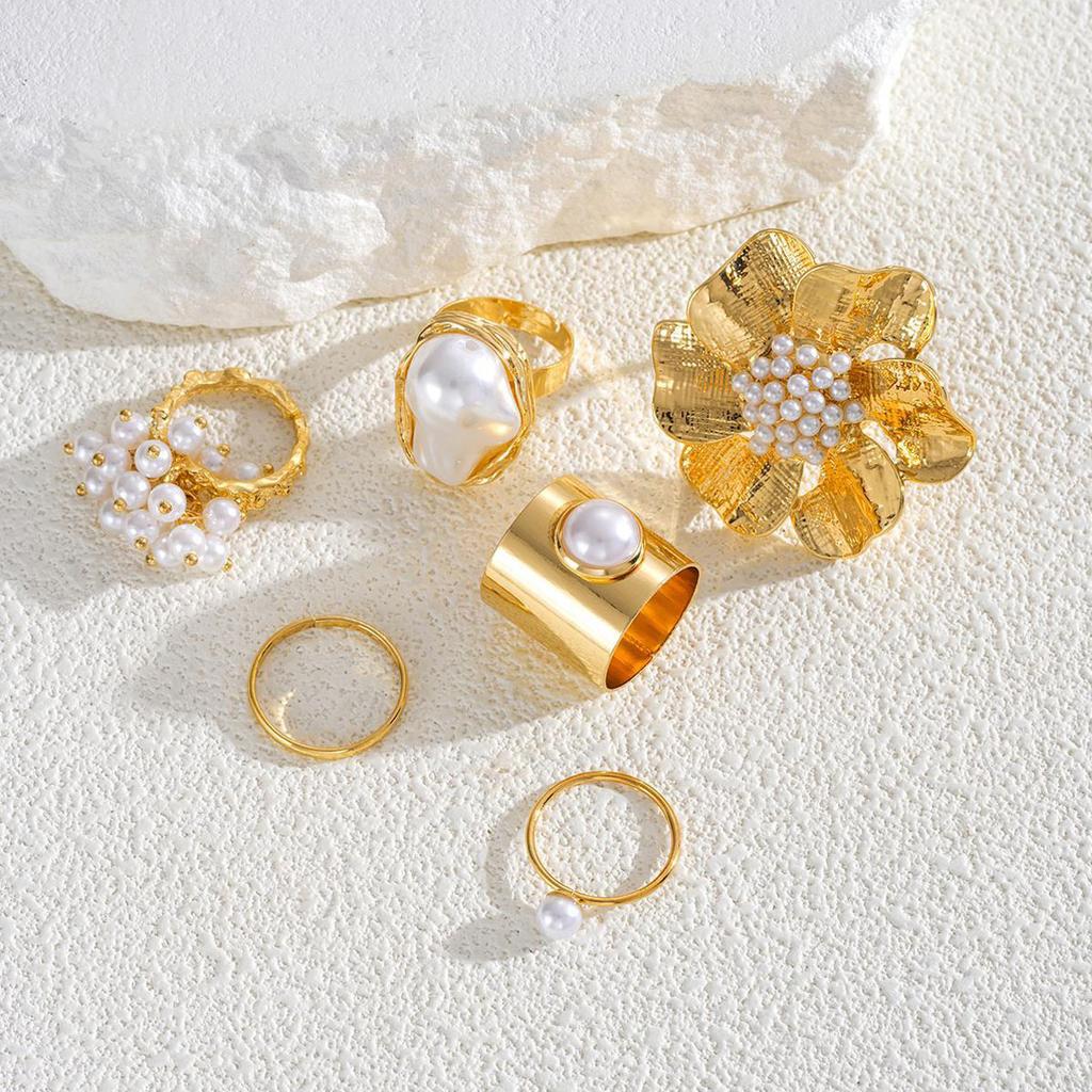 6 Stück Blumen-Imitationsperlenringe für Damen Elegante Geometrische Unregelmäßige Goldfarbene Ring-Sets Weiblicher Tägliche Kleidung Party Schmuck