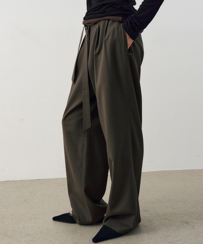 NOIRER FOR WOMAN Belted Two-Tuck Wide Slacks (Khaki)