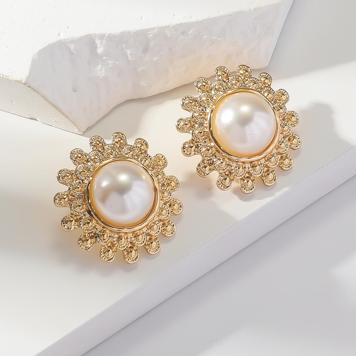 Exaggerated Pearl Fan Earrings: High-End Niche Design