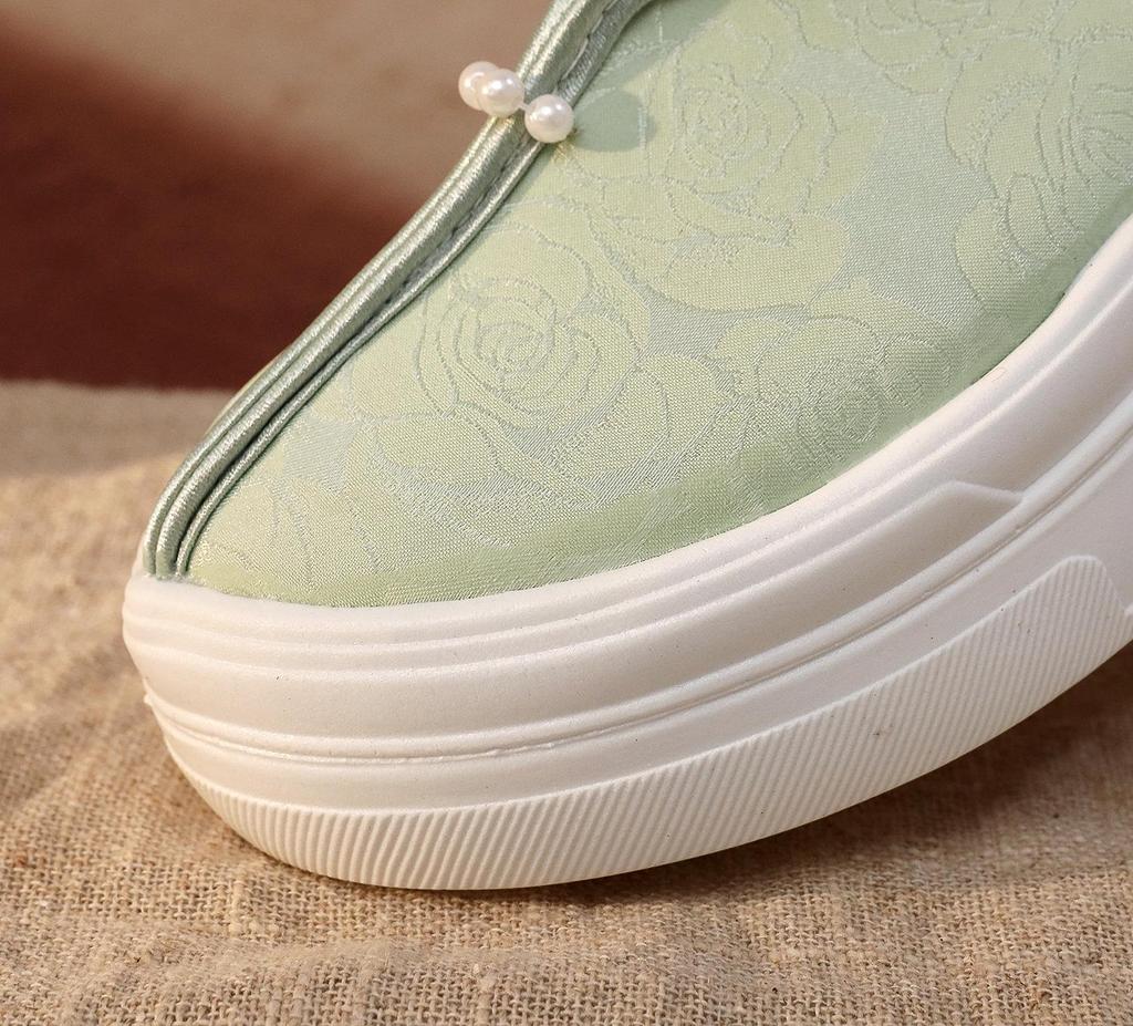 New Chinese-Style High Heel Embroidered Shoes: Thick Sole, Height Increasing, Perfect for Matching Qipao and Hanfu