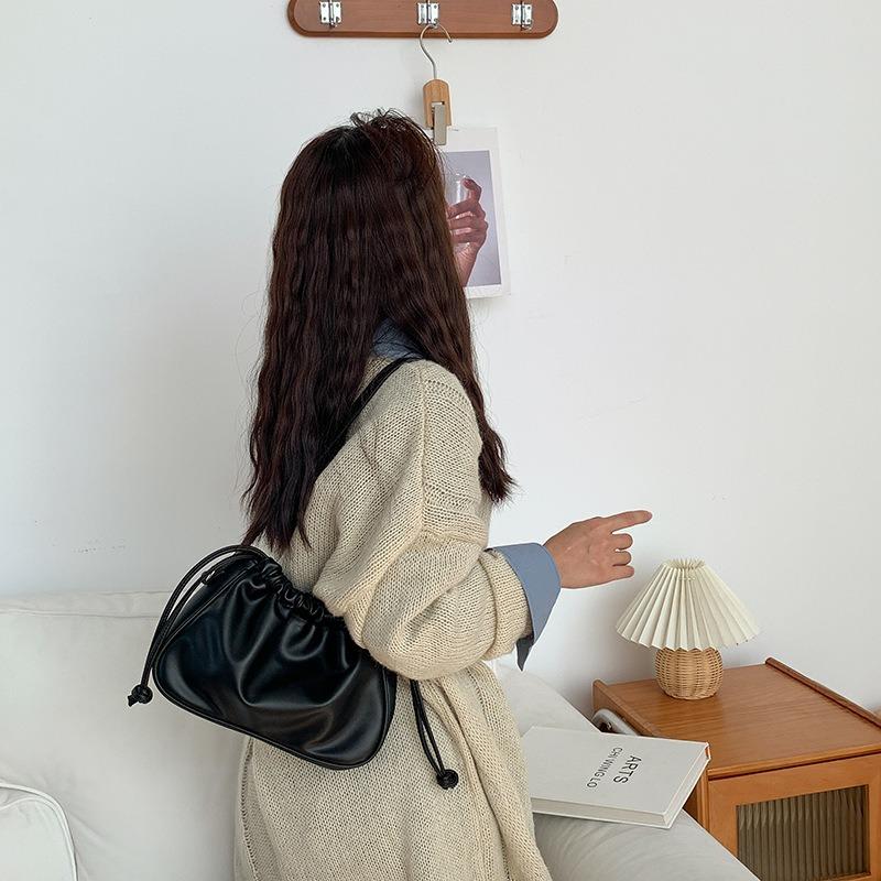 

Shoulder underarm bag logo niche design pleated messenger bag fashionable versatile soft leather portable small square bag зелёный