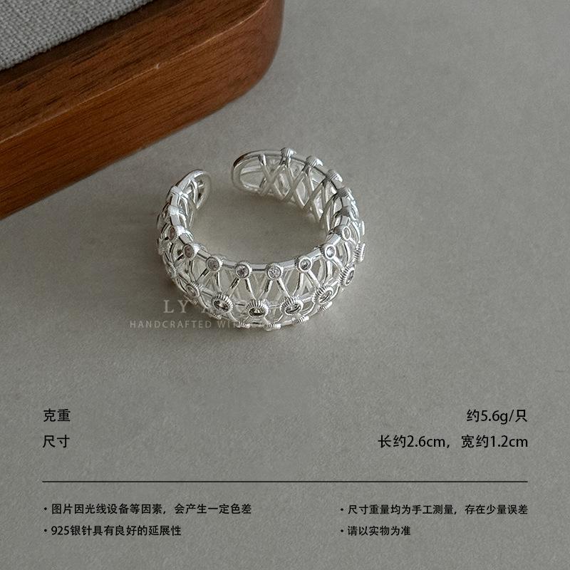 Vintage Court Hollow Wreath C Ring Earrings Medieval Weaving Gold Engraved Diamond Earrings French Light Luxury Versatile Earrings