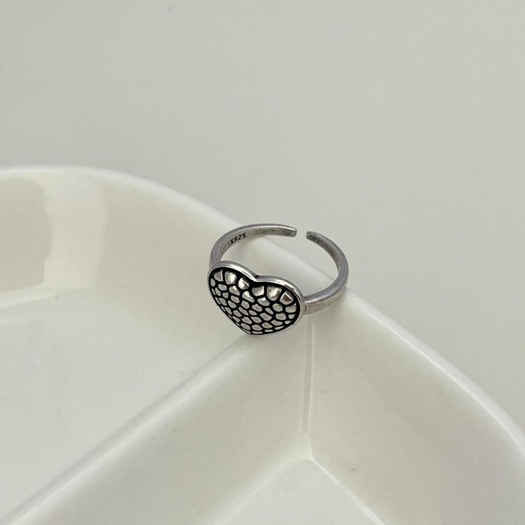 Handgehämmerter verstellbarer Ring in Herzform - Minimalistischer unregelmäßiger Vintage-Stil für Damen