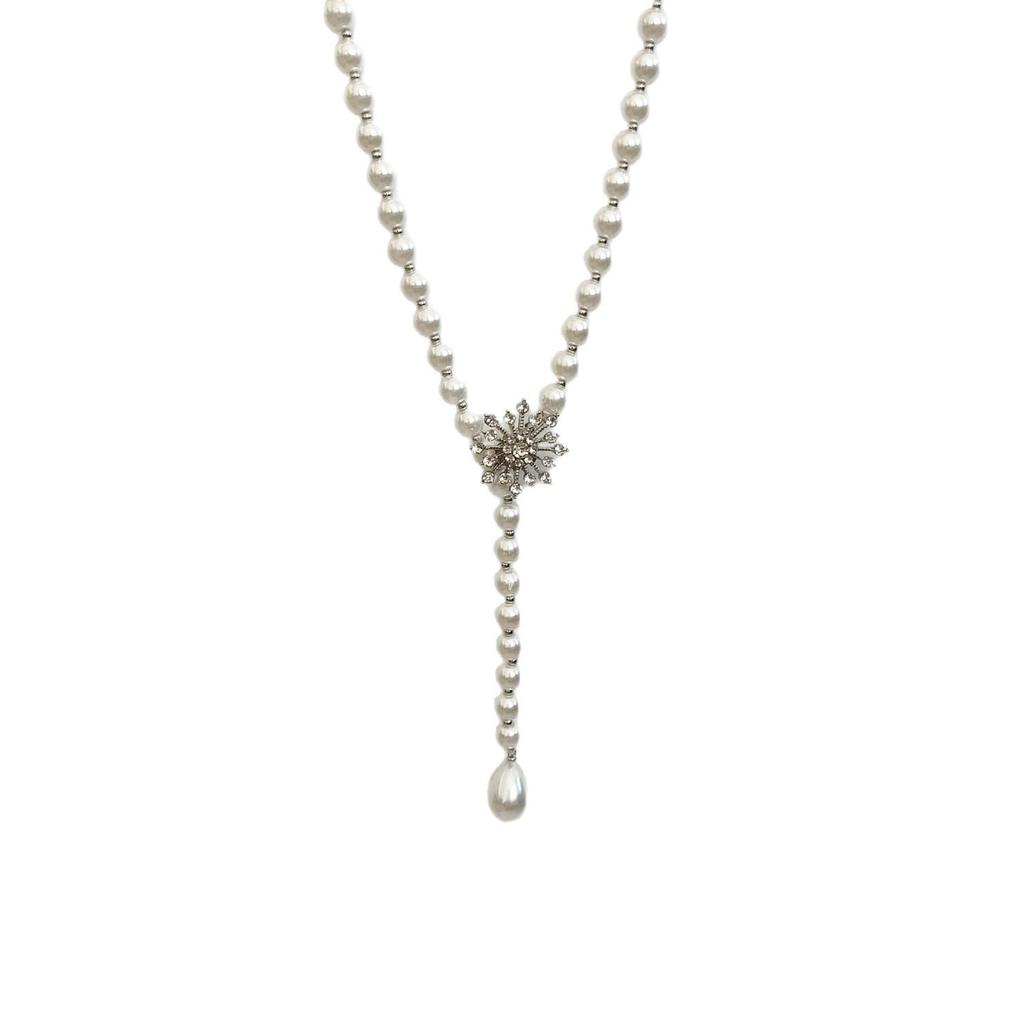 Elegant Adjustable Pearl Necklace - Versatile Light Luxury Jewelry for Women, Perfect for Autumn and Winter Sweaters.
