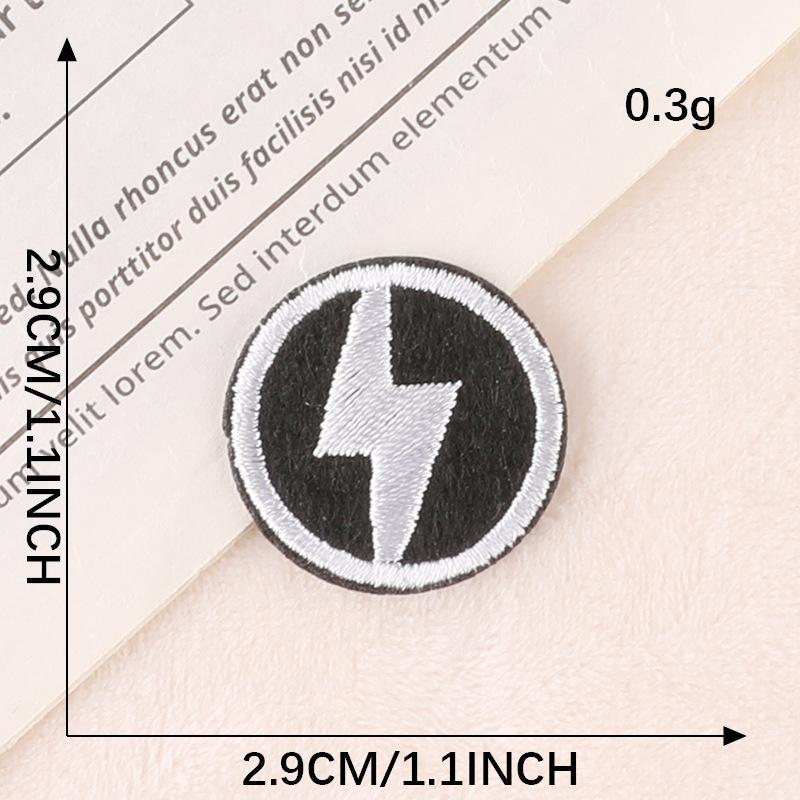 

Вышитая этикетка значок мальчик английская буква нашивка наклейка одежда аксессуары значок тканевая этикетка черно-белая вышитая тканевая наклейка C2L-A-4-6