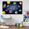Verspieltes Weltraum-Erster-Geburtstag-Wandteppich, Cartoon-Planeten, Astronaut und Raketen am Sternenhimmel, Spielerische Wandkunst für Kinderparty