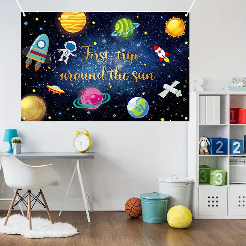 Verspieltes Weltraum-Erster-Geburtstag-Wandteppich, Cartoon-Planeten, Astronaut und Raketen am Sternenhimmel, Spielerische Wandkunst für Kinderparty