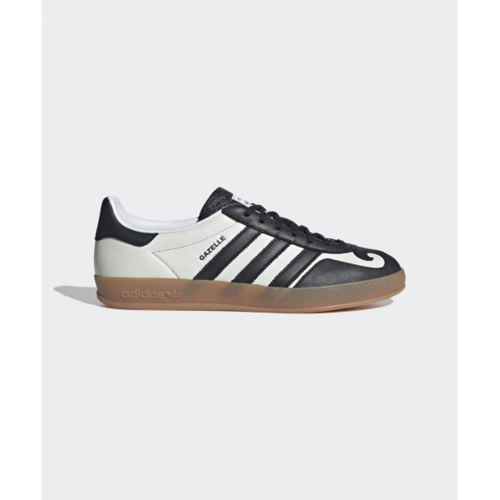 

В помещении с ADIDAS Gazelle X White Black IH9990 220