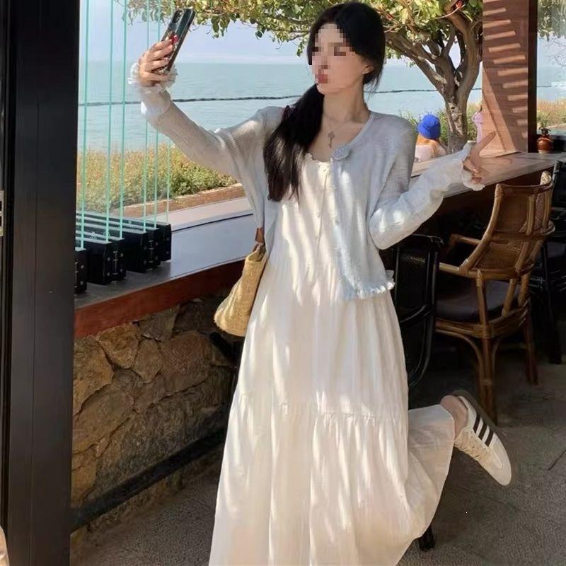 The original practice has a white French suspender dress inside, women's high-end sense, foreign style, first love, waist and thin skirt.