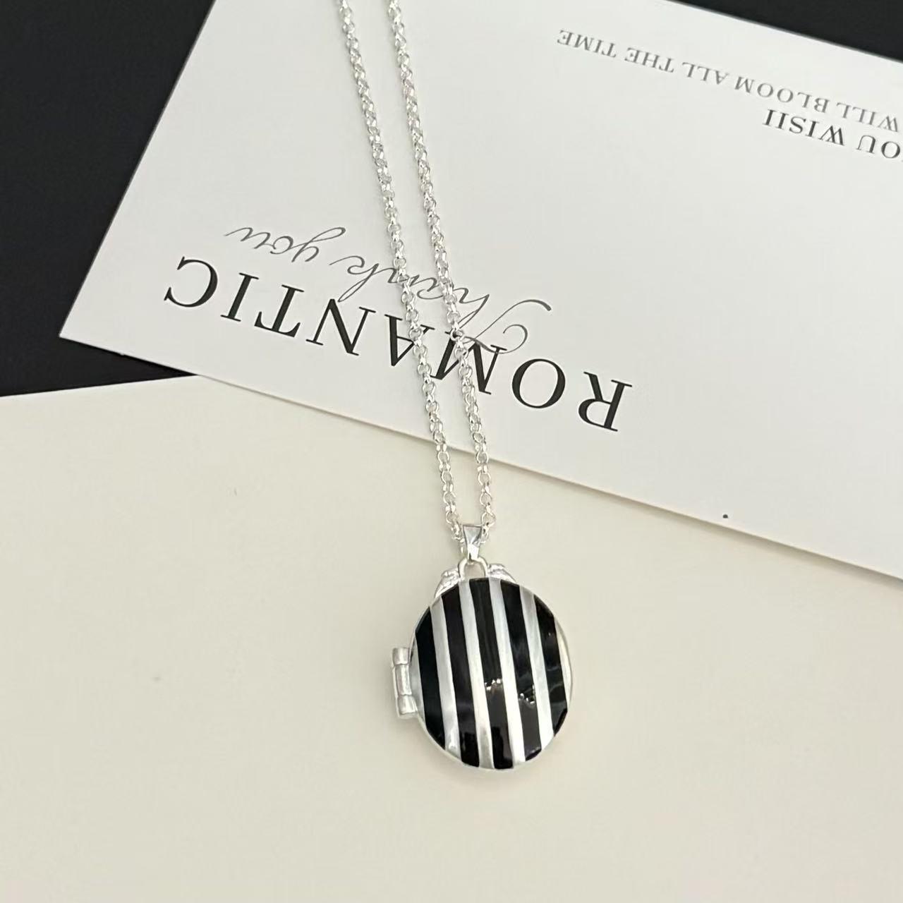 Striped Openable Pendant Necklace: Versatile, Stylish Sweater Chain