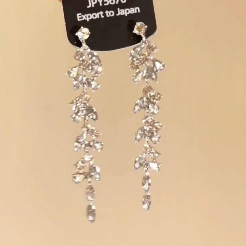 Cold & Glamorous Heavy-Duty Metal Petal Stud Earrings: Luxurious, Exquisite Ear Clips for Women