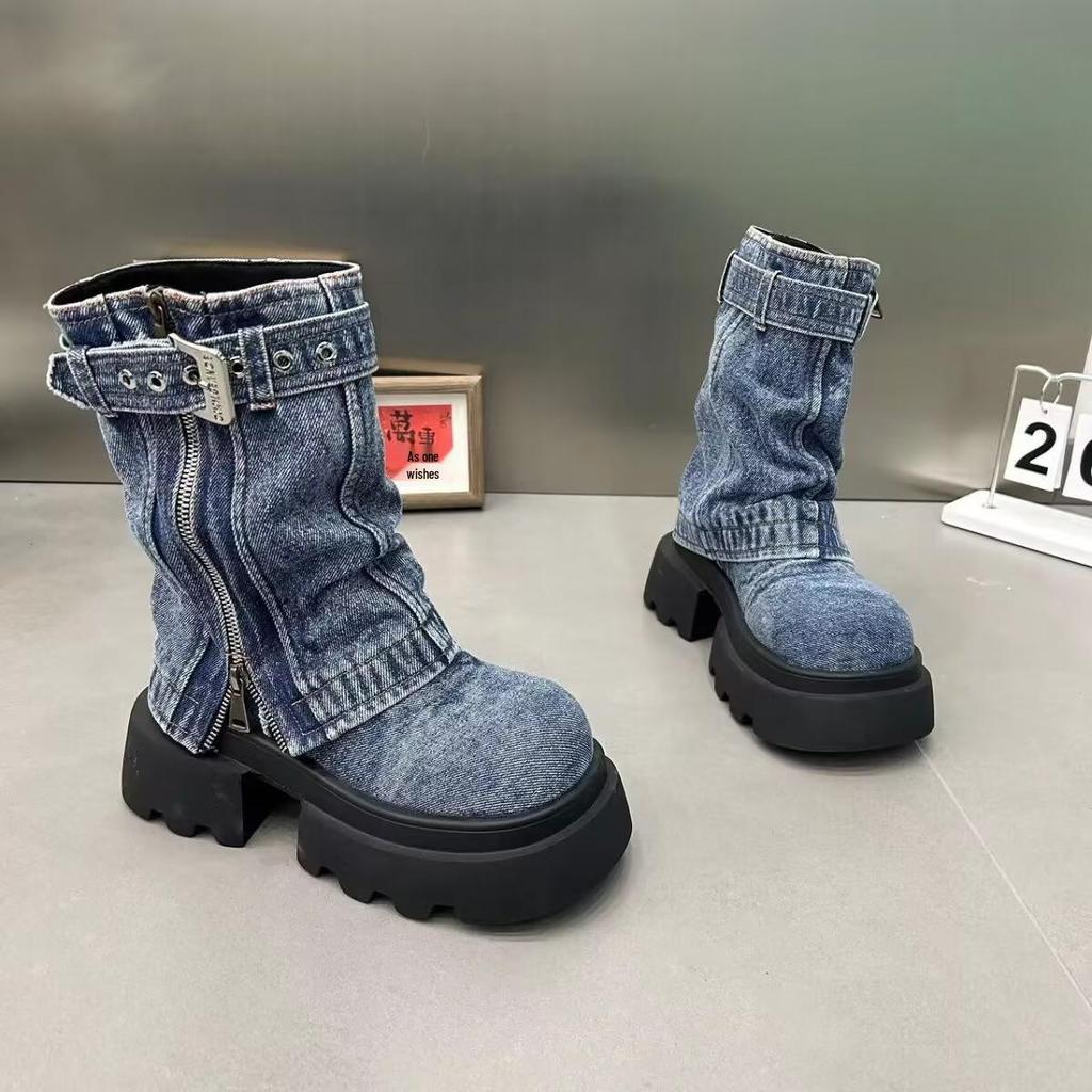 2024 Damen Denim Plateau Martin Boots im europäischen Stil mit Schnalle und Faux-Zweiteiler Hosenbein-Design.