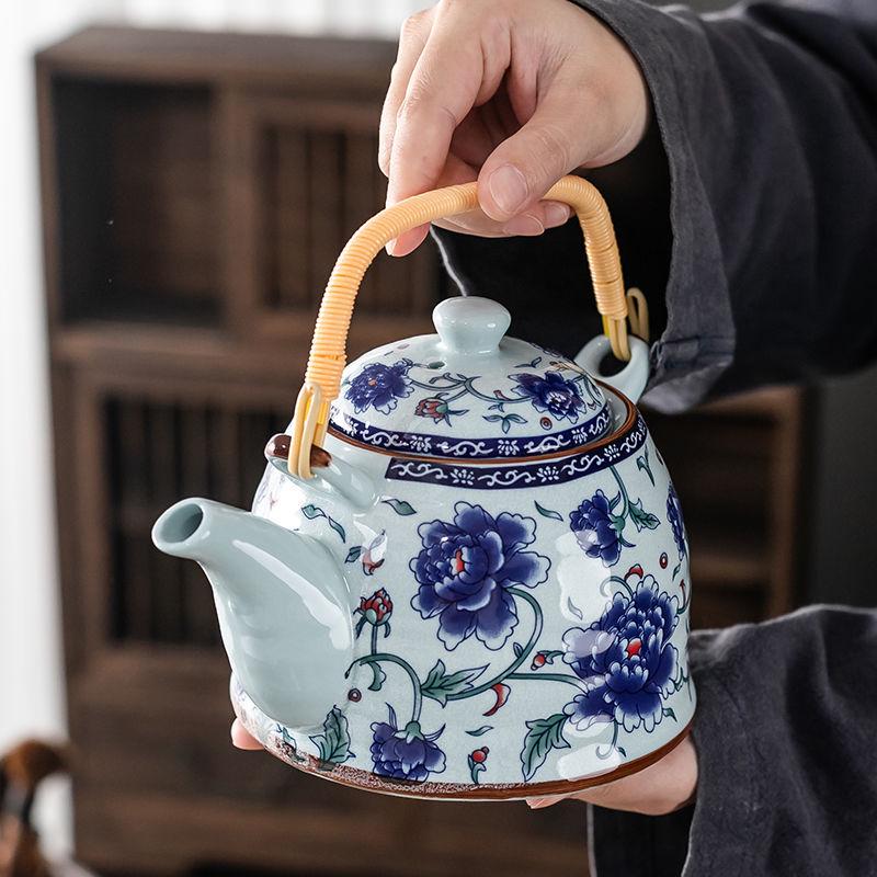 Ceramic Blue and White Teapot with Handle, Large Capacity Retro Herbal Tea Pot, Single Filter, Suitable for Household and Restaurant Use.