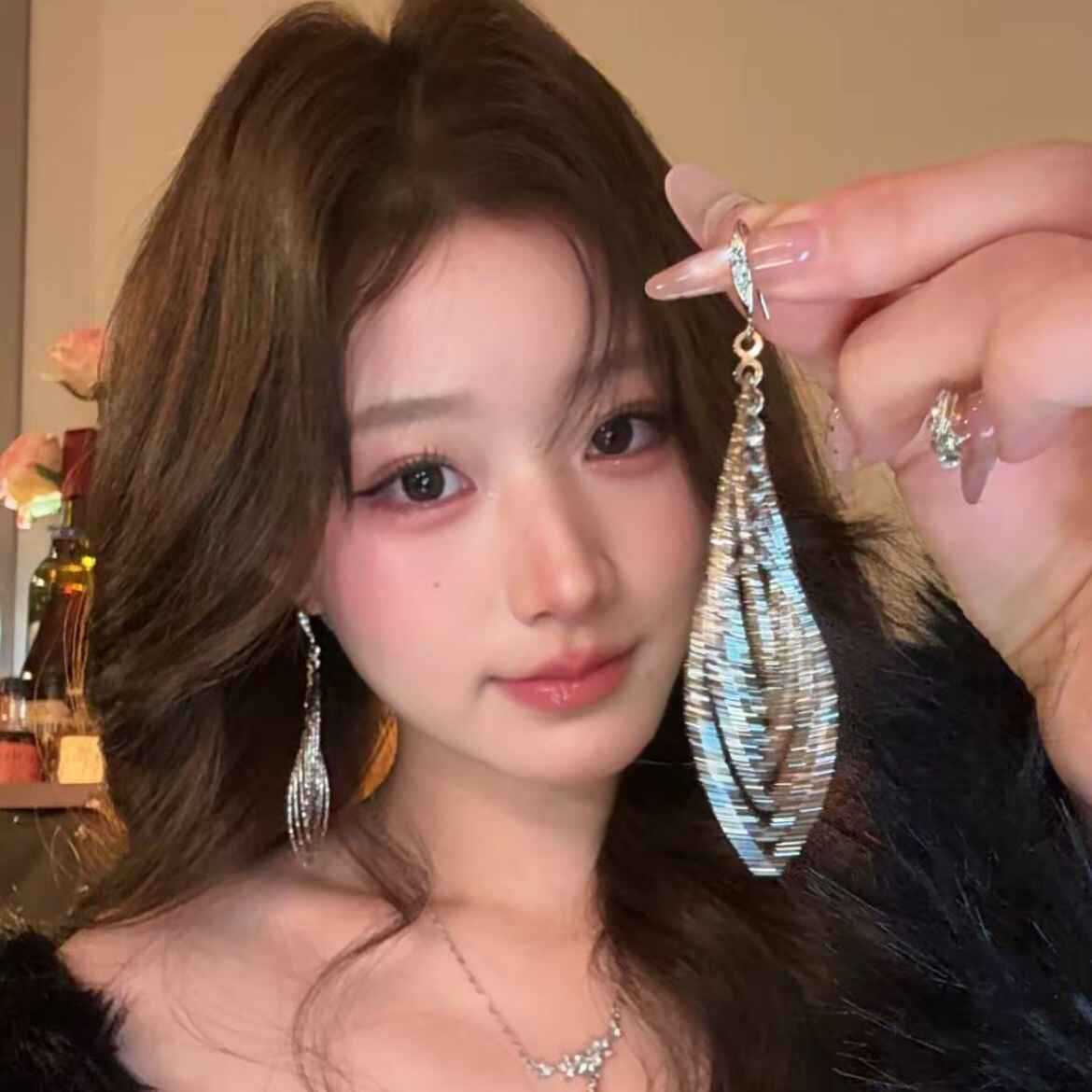 

Hollow flash diamond rhombus line ear hook personality trend temperament earrings light luxury high sense metal fashion earrings women