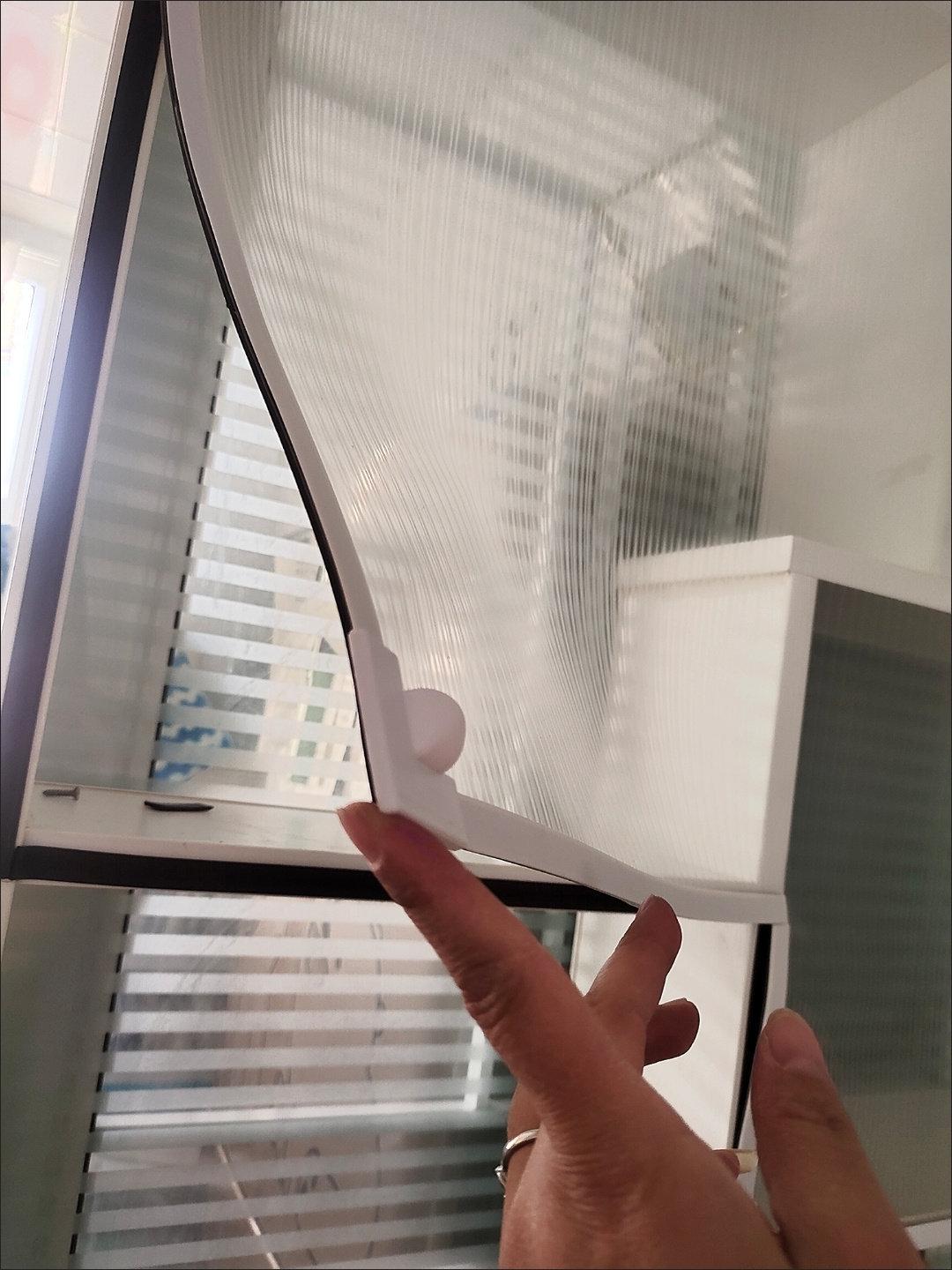 Бесшумная магнитная стеклянная шторка-солнцезащита для шкафов и книжных полок 70*50 CM