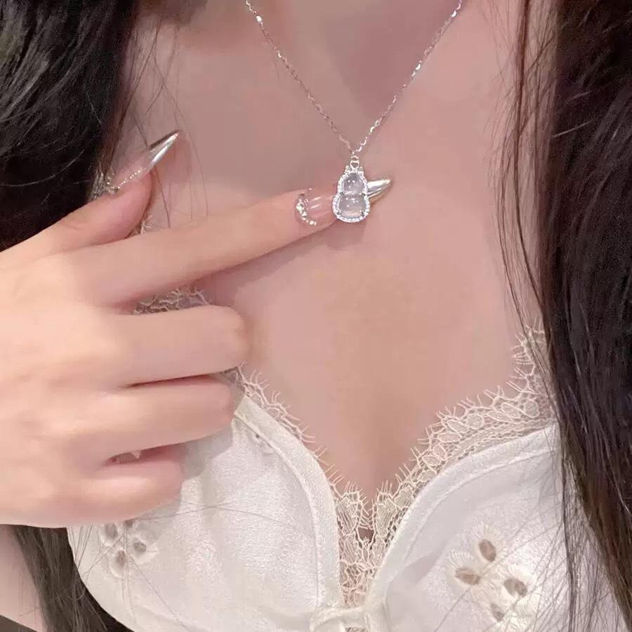 Chinese-style White Jade Gourd Necklace for Women, Light Luxury Niche Design, Clavicle Chain Pendant, Trendy Gift for Girlfriends