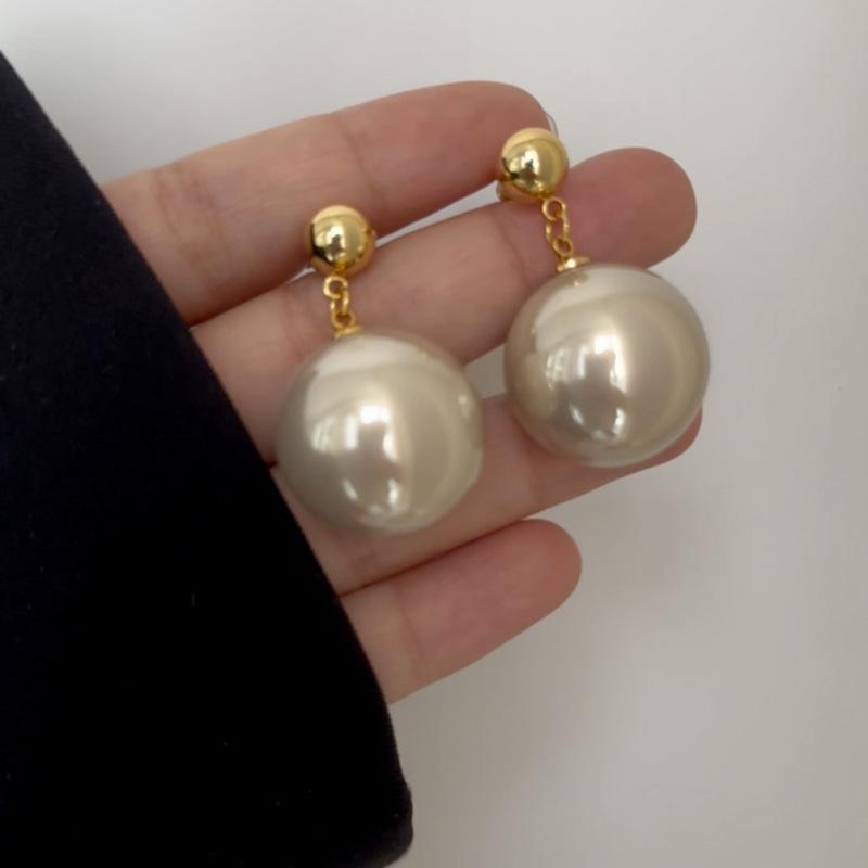 Real gold electroplated silver needle pearl earrings French fashion versatile stud earrings niche retro high-end earrings women