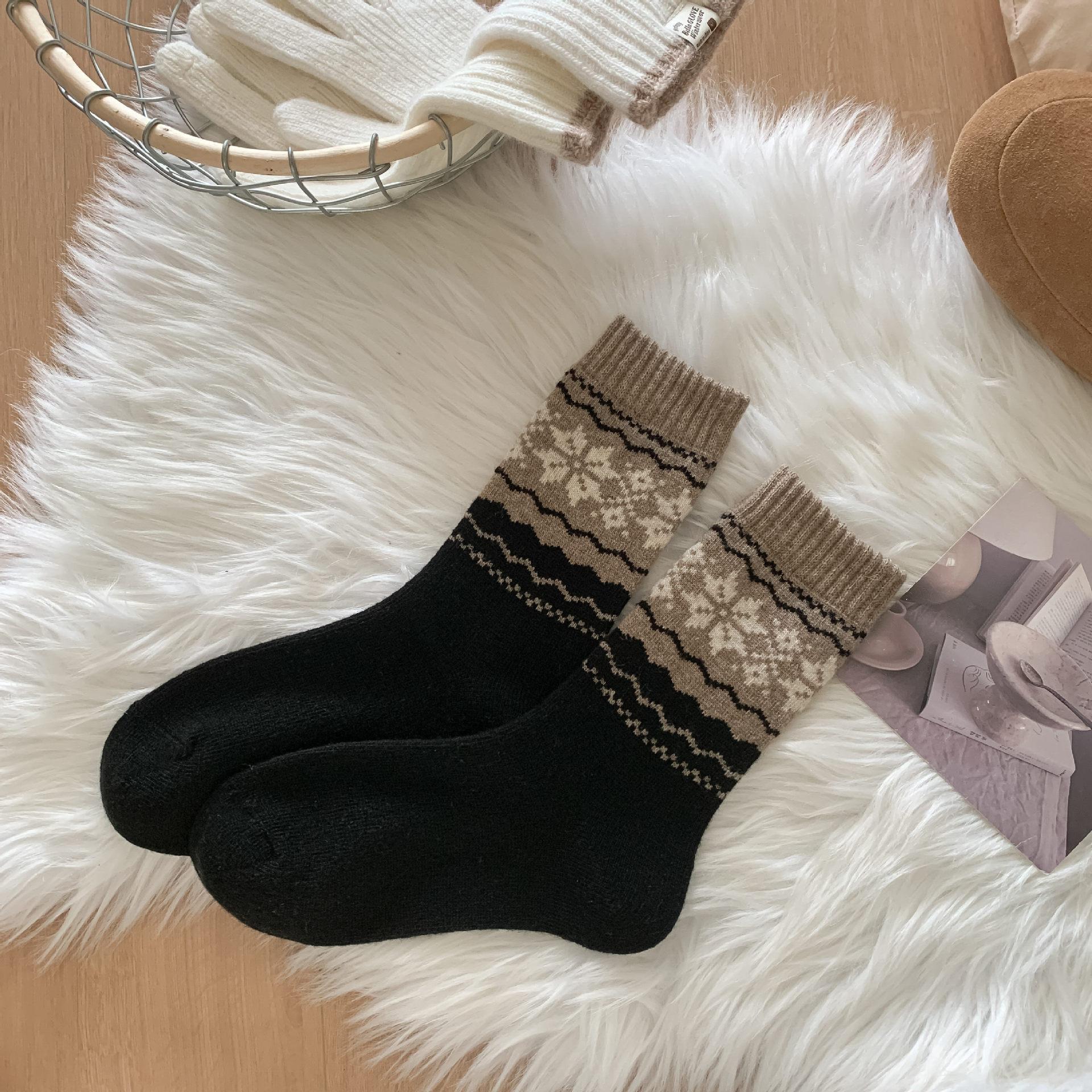 High Quality Winter Retro Contrasting Geometric Snowflake Patterns Mid-Calf Thick Knitted Cuff Women s Wool Socks