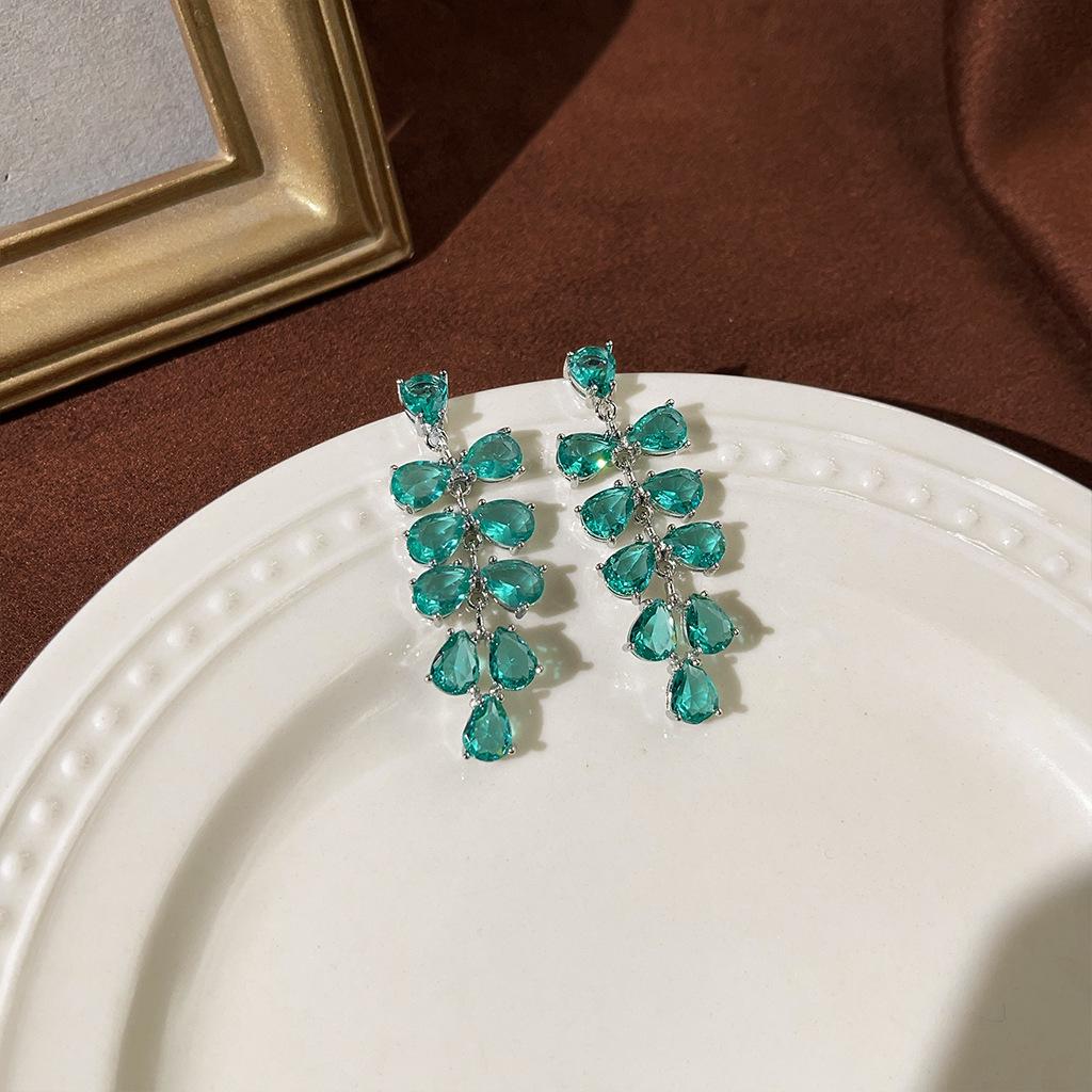 

Изумрудные серьги-пусеты в стиле ретро середины века