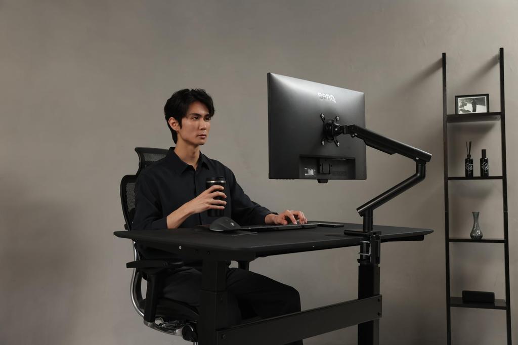 Iggy DA112 Monitorarm für 13-32 Zoll Monitore, 2-9 kg Tragkraft, Komfortables Arbeiten (Alles schwarz)