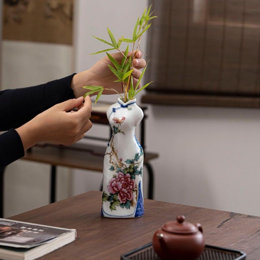 Handmade Hand-Painted Ceramic Qipao Vase – Chinese Style Home Decor Ornament