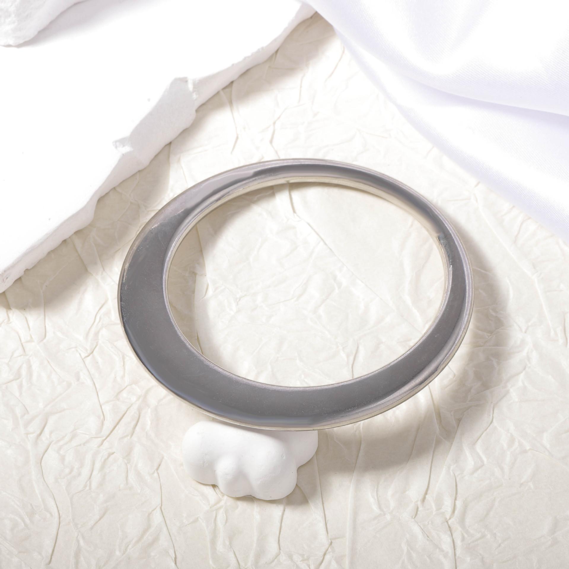 

Геометрический уникальный круглый браслет CCB в простом, модном и холодном стиле универсален, подходит как для мужчин, так и для женщин для повседневной носки.