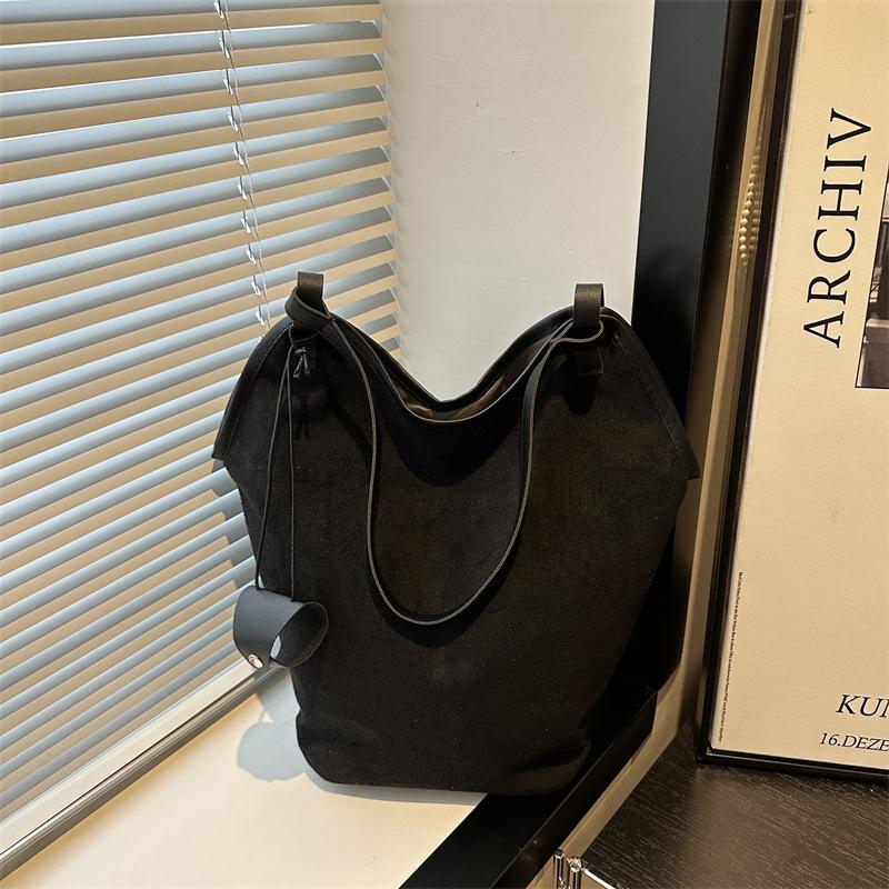 Autumn new retro large-capacity shoulder bag women's fashion versatile messenger bag commuter underarm bag