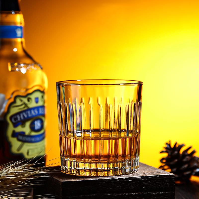 Gestreiftes, schlichtes, transparentes Kristallglas, Whiskyglas, Saftglas, Wasserglas