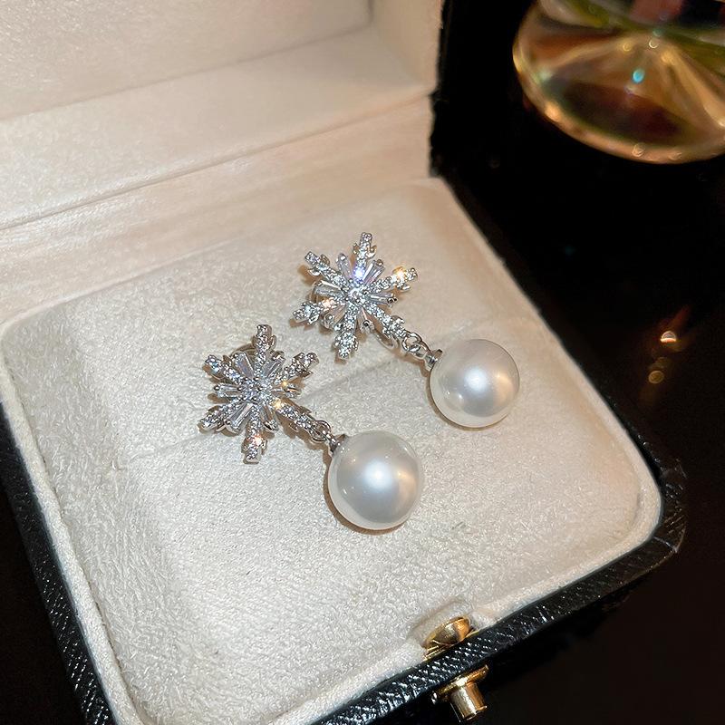 

Christmas and New Year zircon snowflake imitation pearl silver needle earrings autumn and winter light luxury earrings