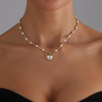 Collar colgante de perla de amor incrustada dulce y fresco, collar de estilo de empalme versátil