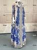 Blaue & Weiße Porzellan-Print Abaya Robe mit Akkordeonfalten - Damenbekleidung aus dem Nahen Osten Dubai