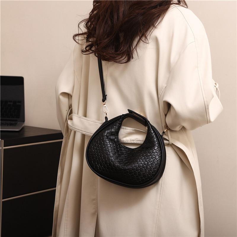 Women's Premium Shoulder Bag New Fashion Niche Design Messenger Bag Female Simple Style Female Woven Hobo Bag