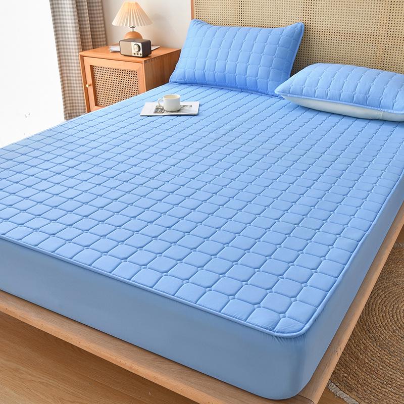 Thickened Brushed Non-Slip Waterproof Quilted Mattress Cover, for Autumn and Winter Warmth and Protection.