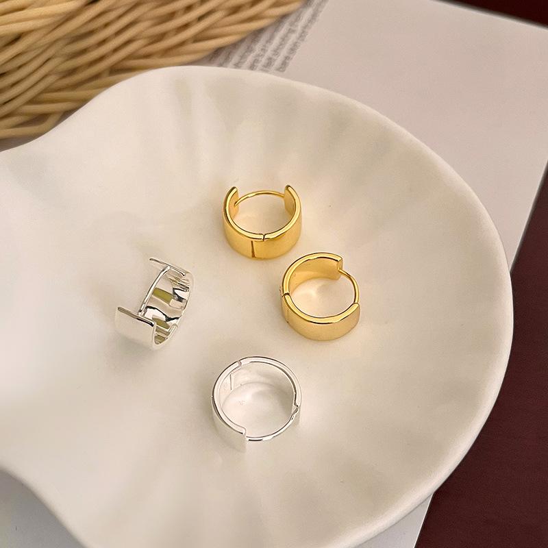 Náušnice so širokou tvárou, lesklý krúžok s prackou za ucho, jednoduchý, niche dizajn, nový štýl