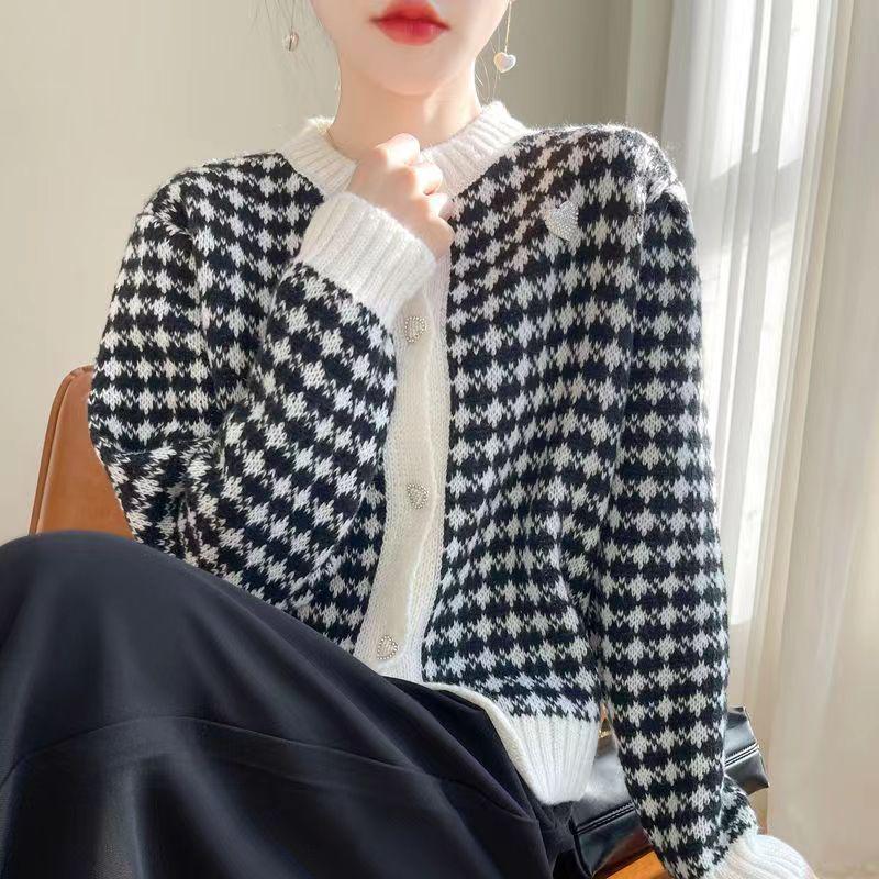 Soft and Stylish Knitted Cardigan: Short, Feminine Sweater for a Slimming and Radiant Look.